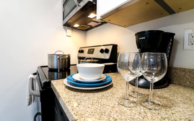 Bayshore Chic Apartment with Marina View