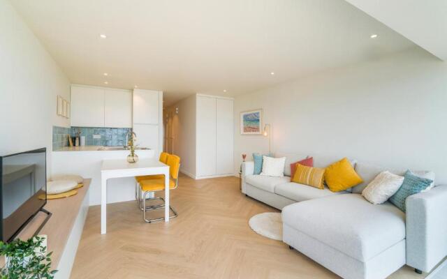 Moderne Studio Met Fantastisch Frontaal Zeezicht