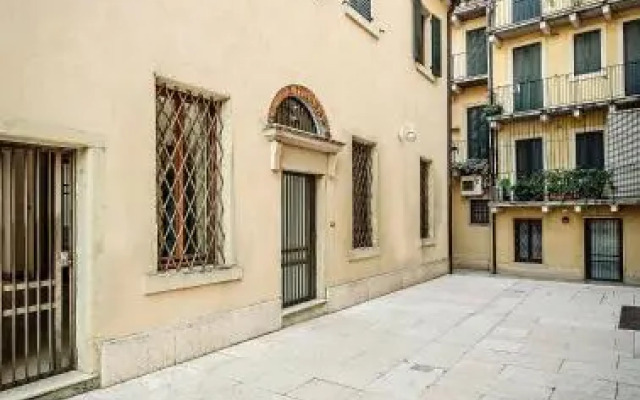 Arena Easy Suites Guesthouse