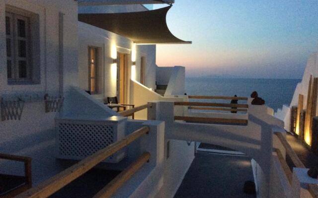 Almyra Oia Suites