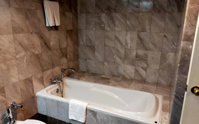 Thumrin Thana Hotel