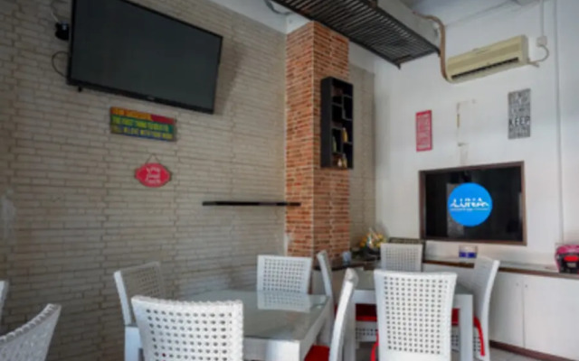 RedDoorz Plus near Ciputra Mall Simpang Lima 2