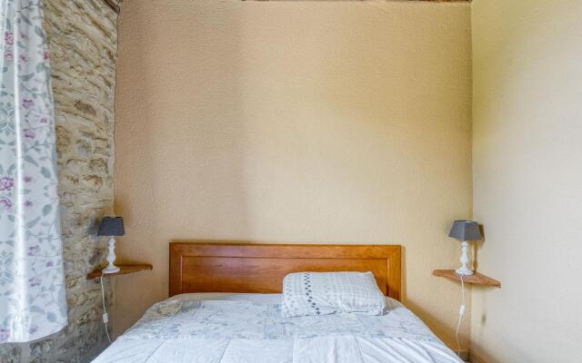 Garden-View Holiday Home in Dégagnac with Jacuzzi