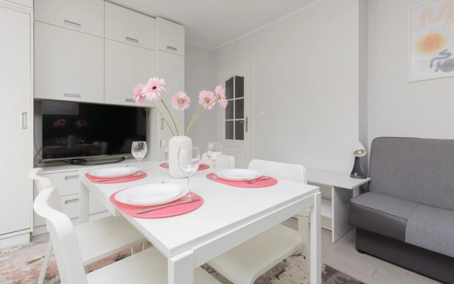 Warsaw Batuty Apartment by Renters