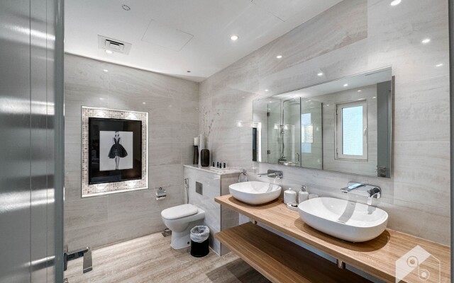 Luxurious Apartment With Iconic Burj View