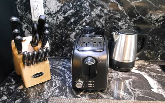 Stunning New Condo - Heart of King West