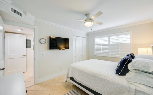 Naples Condo w/ Pool - Walk to Dining & Beach