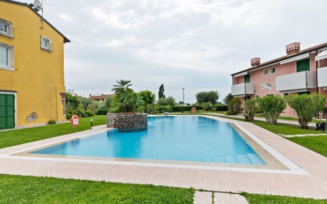 Vibrant Holiday Home in Lazise with Swimming Pool near Lake