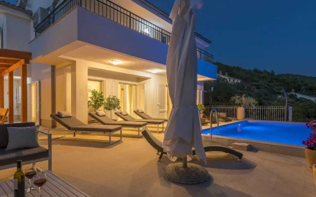 Modern Villa in Cres With Pool
