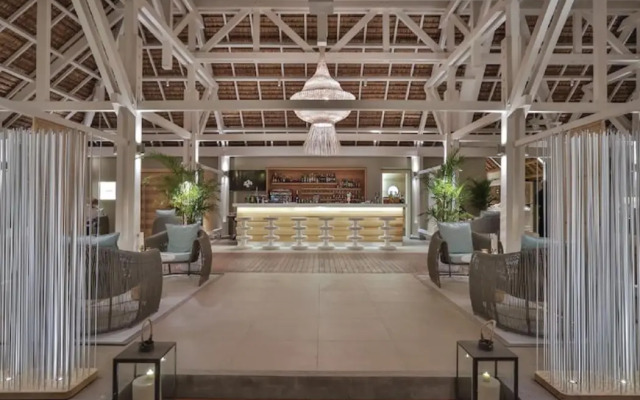 The Bay Club at Anahita