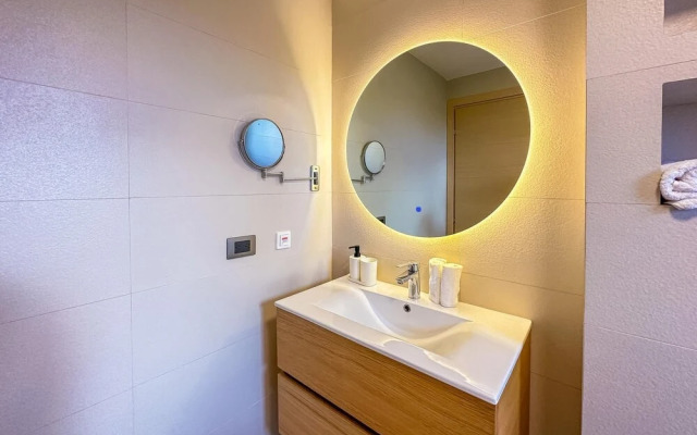 Modern Luxury Condo Close to the Beach