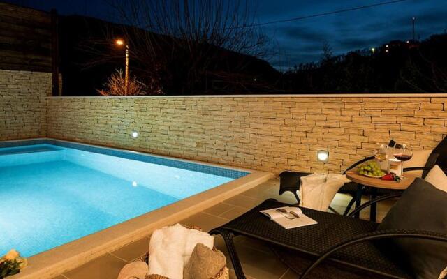 Luxury Villa Lelu With Heated Saltwater Pool, Parking, High Speed Internet, Bbq, el. car Charge T2