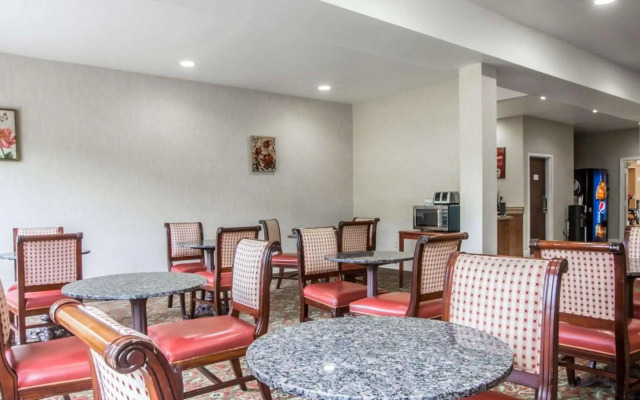 Econo Lodge Lake Region