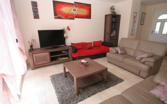 Villa With Indoor Heated Pool And Jacuzzi Only 15 Km Of Beach And Sea