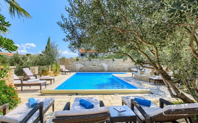 Villa in Murter With Pool