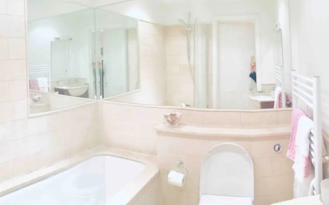 2 Bedroom Apartment With Garden in Ladbroke Grove