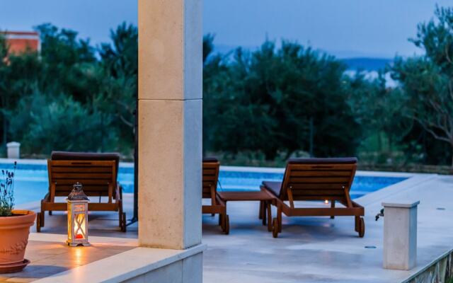 Luxury Secluded Villa w. Pool, Jacuzzi and Garden