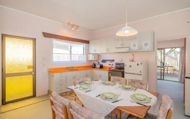 Cosy at Cooks - Cooks Beach Downstairs Holiday Unit