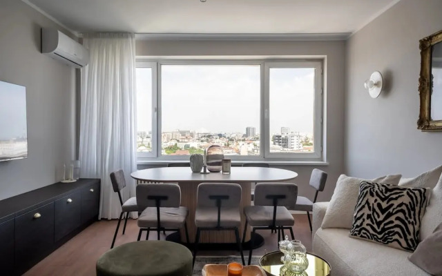 Views of all the Palaces 2BR Stunner