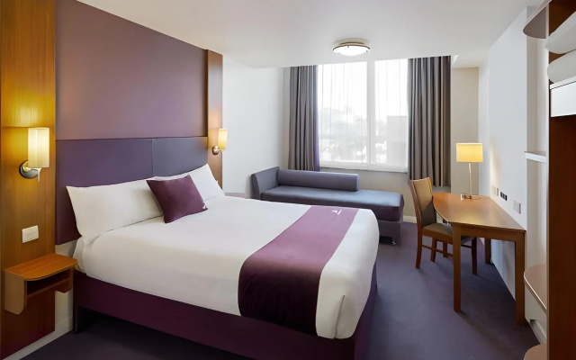 Premier Inn Heathrow Airport T2 & T3 (Bath Road)