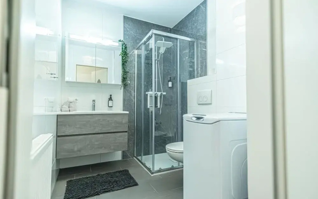 9 Min to City Center 1BR 1LR Balcony