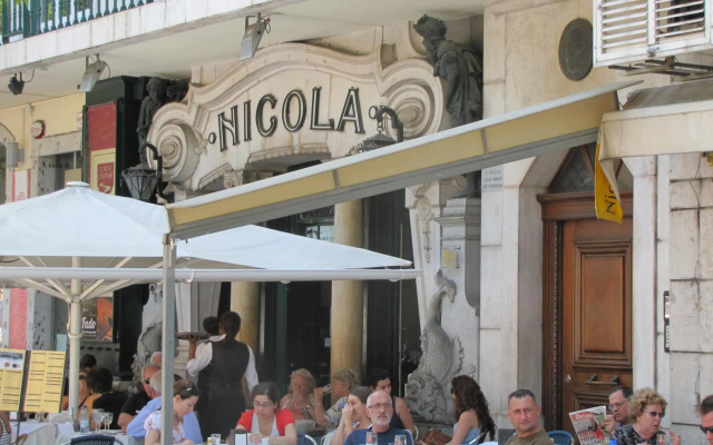 Remodeled Historic Apartment in Bairro Alto