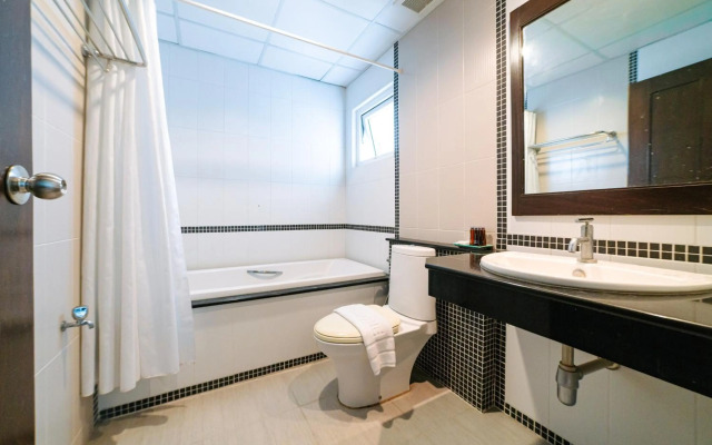 OYO 241 Ratana Hotel Sakdidet