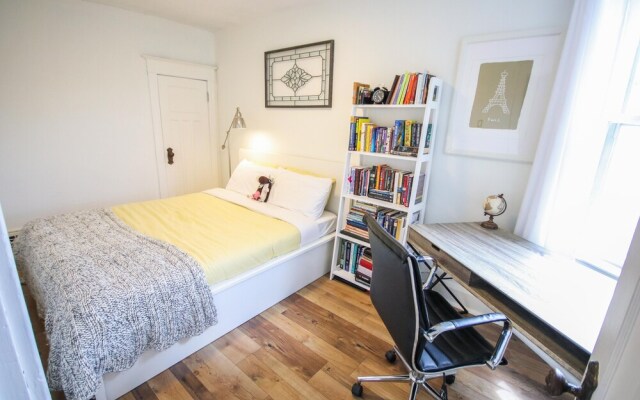 Leslieville Cozy & Bright Apt in Trendy Beaches