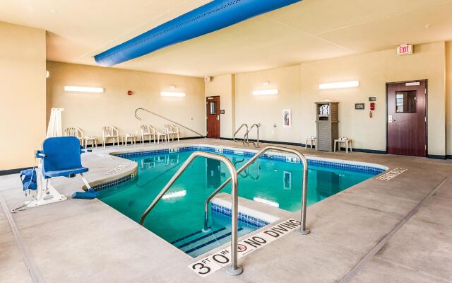 Cobblestone Hotel & Suites - Appleton International Airport