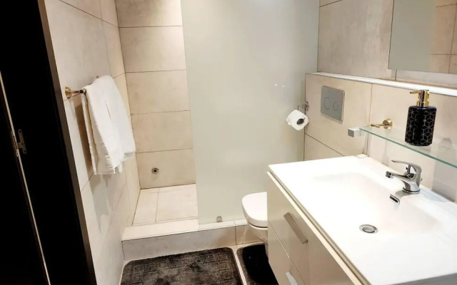 Luxurious & Comfy Gem-5 Star Location-pools, Gym!