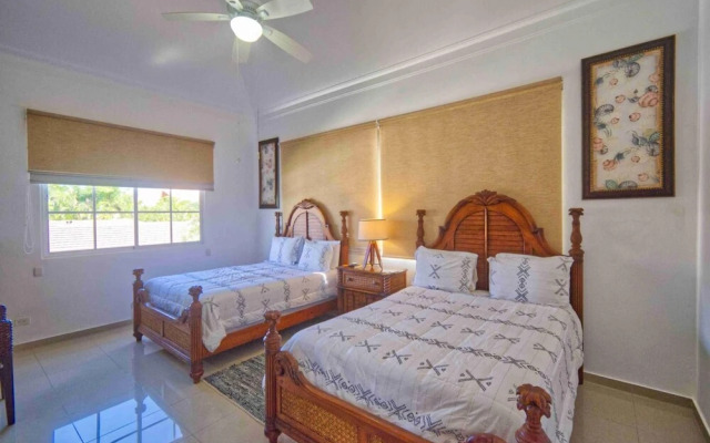 Large Golf View Villa With Pool Jacuzzi and Staff