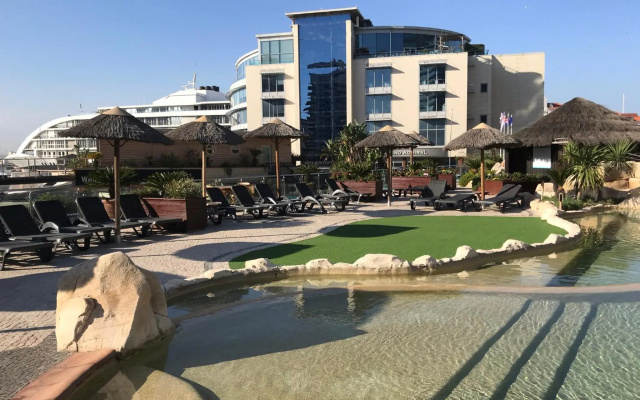 Swimming pools Apartment in Ocean Village - 2 bed 2 bath Rock view — фото 5