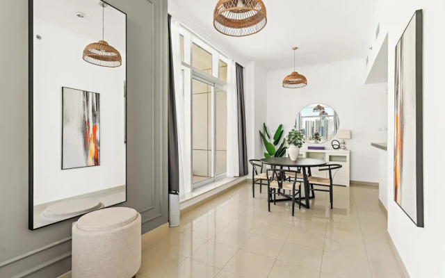 HiGuests - Exceptional Apt with Furnished Terrace By the Sea