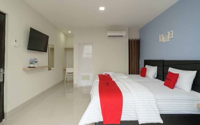 RedDoorz Plus near Eka Hospital BSD 5