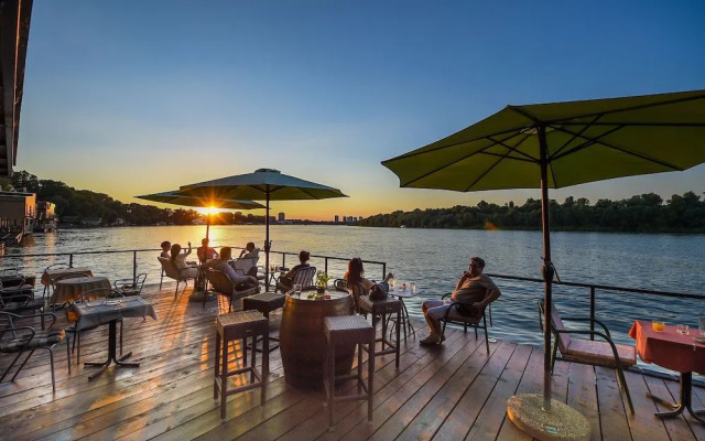 San Art Floating Hostel