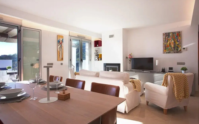 Modern Apartment With Balcony