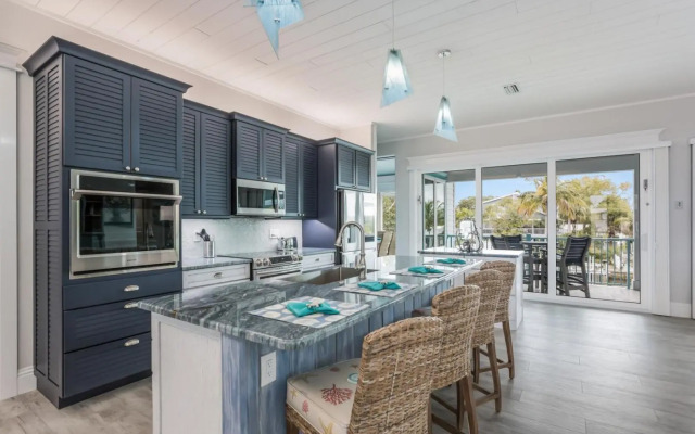 Snook Lookout - 211 Oak Ave