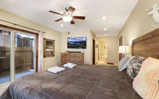 Tahoe Woods Villa - Walk to Beach and Gondola/ Heavenly Ski