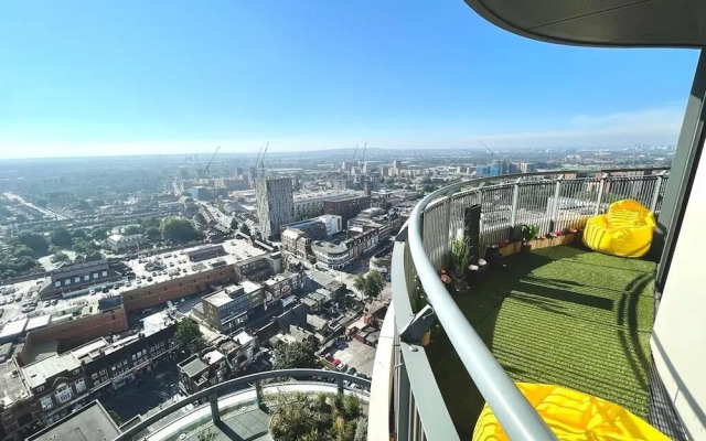 Stylish 1-Bedroom Apt with Stunning London Views