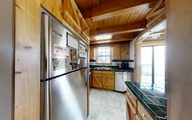 Alpine Vista - 3 Br cabin by RedAwning