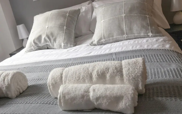 PM & Charles Luxury Apartments - 2 Bedroom - City Center - Parking