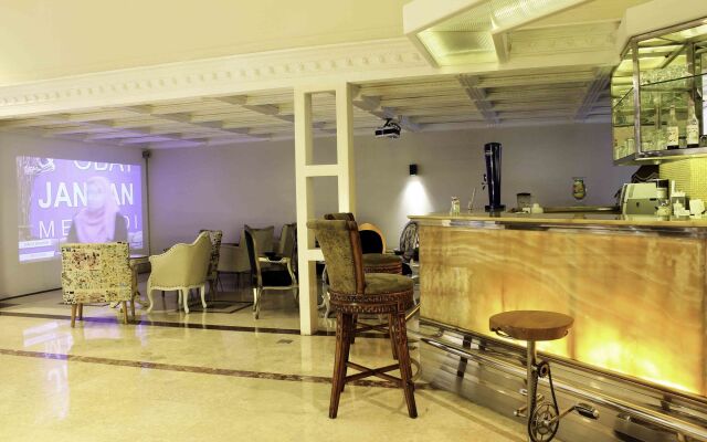 Amos Cozy Hotel & Convention Hall