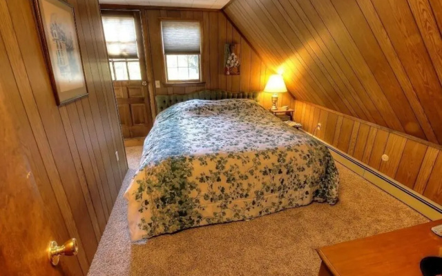 Mountain Watch 4 Bedroom Chalet by RedAwning