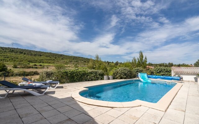 Alluring Villa in Pouzols-minervois With Jacuzzi