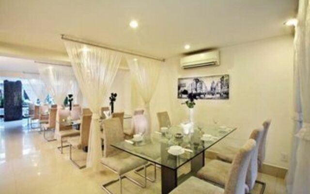 The White Hotel 8A Thai Van Lung