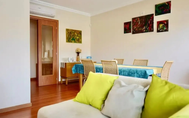 3-bed Apartment in Town Centre With Beach Access!