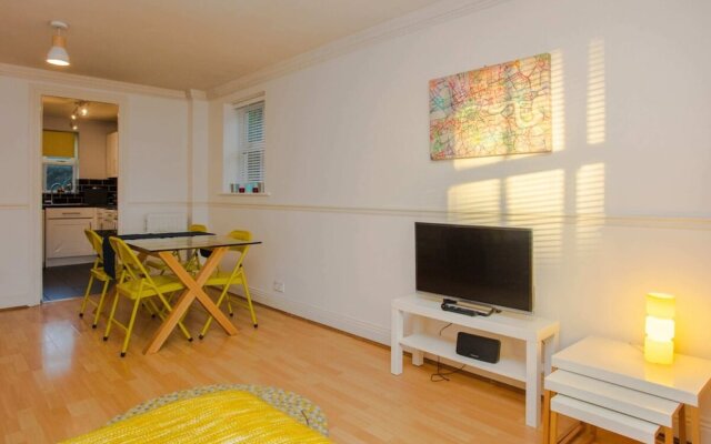 Contemporary 1 Bedroom Flat in Camberwell Oval