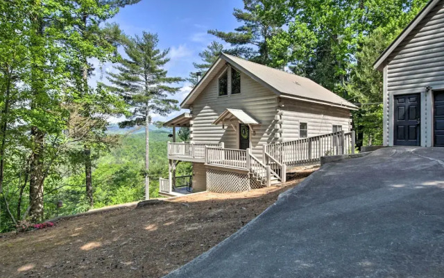 Treetop Hideout w/ Long-range Mountain Views!
