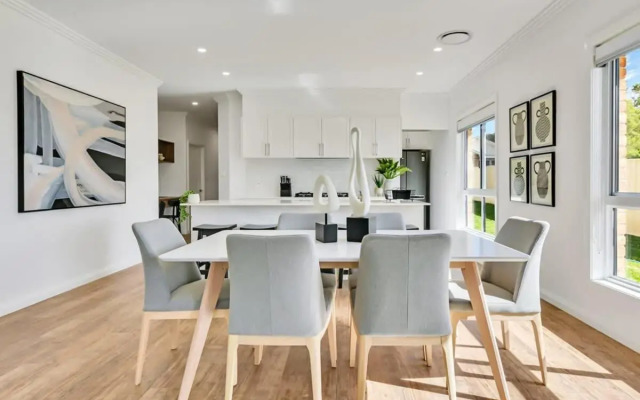 Hideaway on Curran - Modern & Comfy Retreat in CBD Firepit