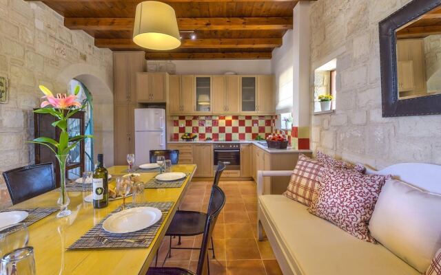 Emerald Villa 70m From the Beach